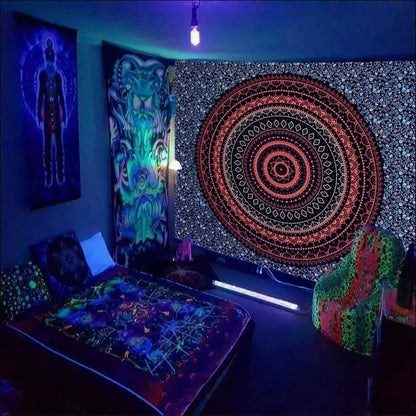 Ein raum mit einem bett und dem großen psychedelischer lichtteppich - baum des lebens