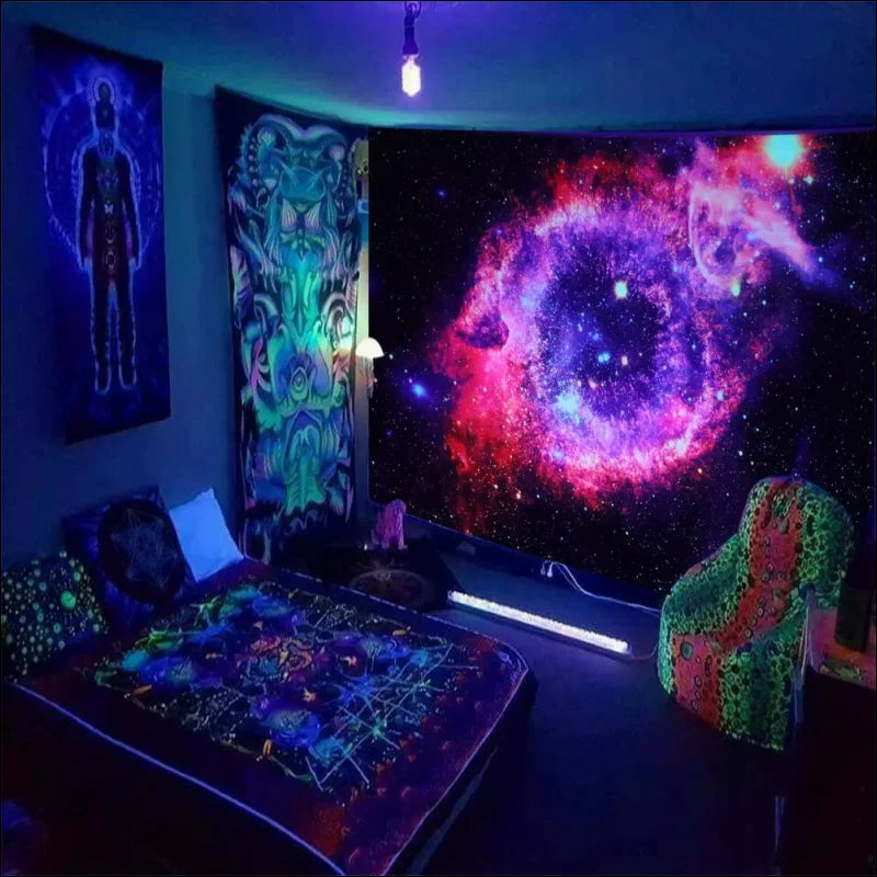 Schlafzimmer mit großem bett und psychedelischer lichtteppich - baum des lebens wandbild