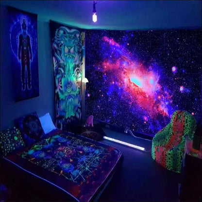 Schlafzimmer mit bett und großem galaxie-wandbild, psychedelischer lichtteppich - baum des lebens