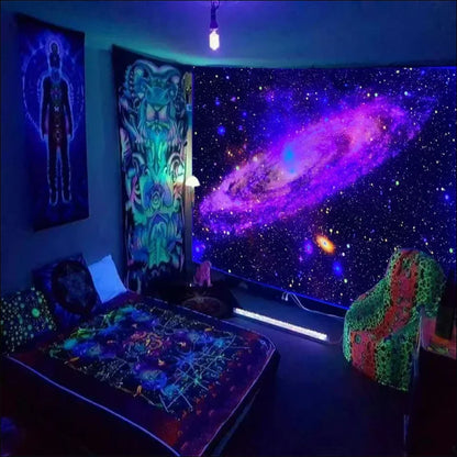 Schlafzimmer mit bett und galaxie-malerei, psychedelischer lichtteppich - baum des lebens