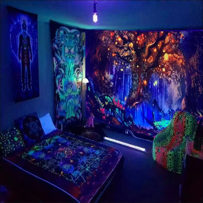 Zimmer mit bett und wandgemälde; psychedelischer lichtteppich - baum des lebens