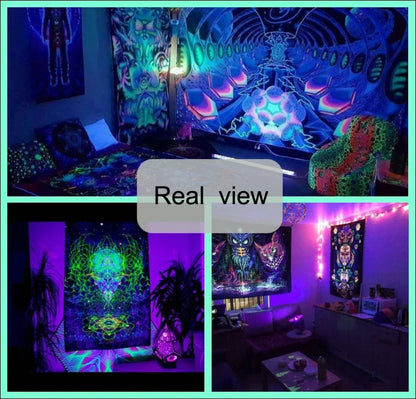 Zimmer mit bett, couch und wandgemälde des psychedelischen lichtteppichs baum des lebens