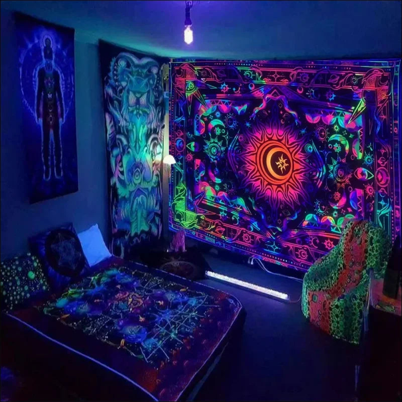 Ein zimmer mit bett und einem baum des lebens psychedelischer lichtteppich an der wand