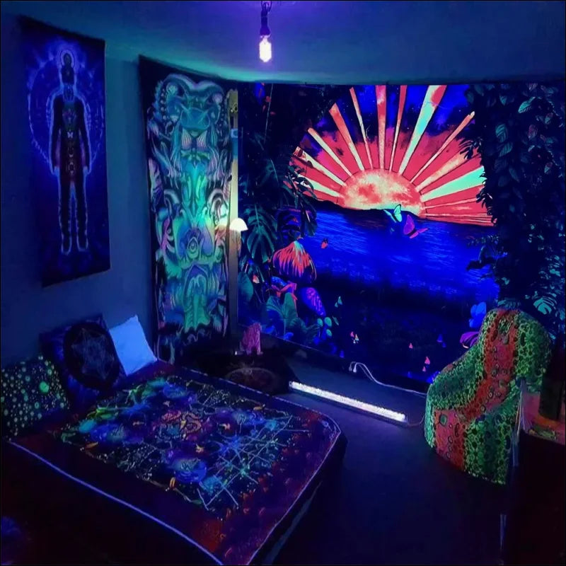 Zimmer mit bett, gemälde und psychedelischer lichtteppich - baum des lebens an der wand