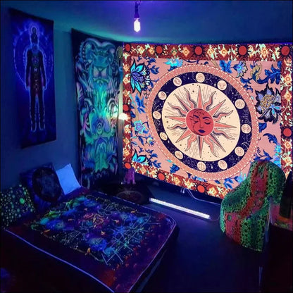 Ein zimmer mit einem bett und einem großen psychedelischen lichtteppich - baum des lebens