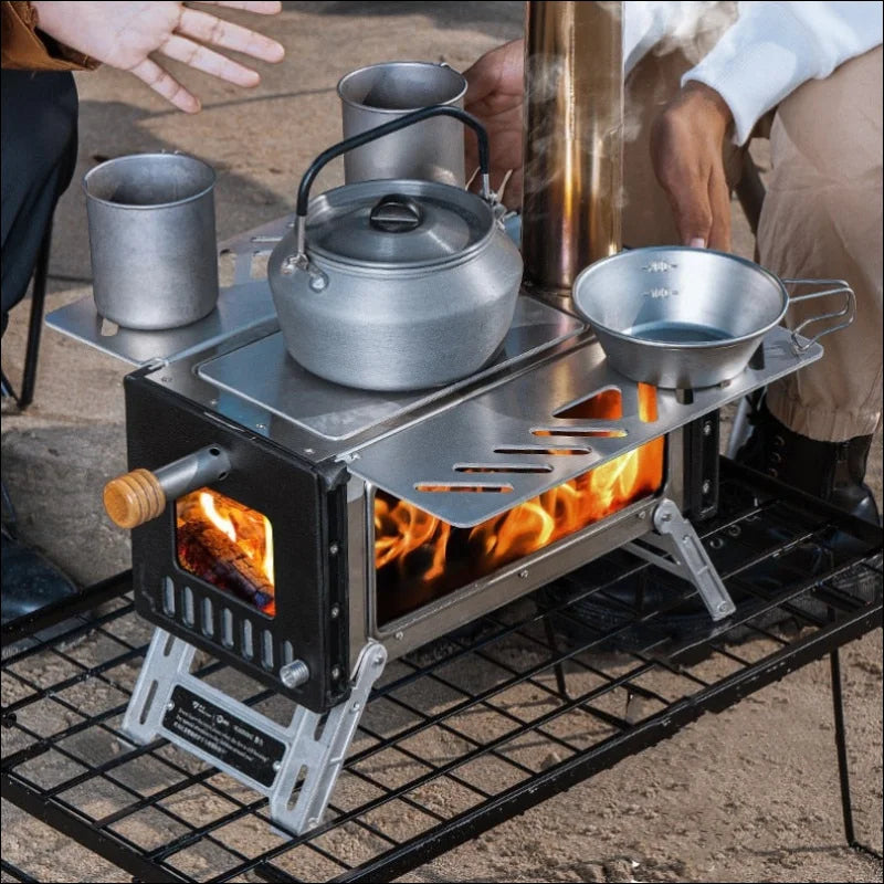 Erleben sie outdoor-kochen: person kocht auf dem ultraleichten holzofen