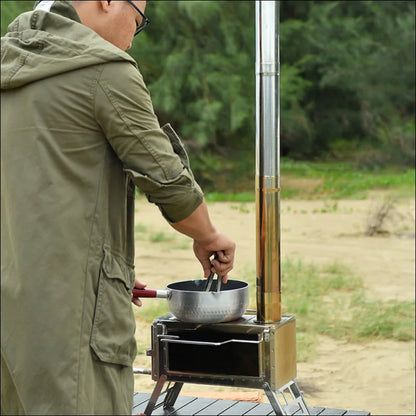 Ein mann bereitet essen auf ’der ultimative holzofen für outdoor-abenteuer! ’ zu