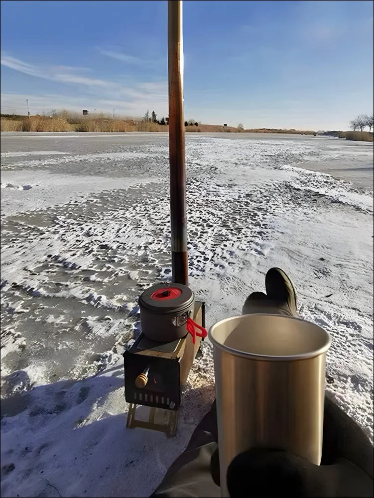 Ein eimer steht auf eisbedecktem boden – erleben sie portable outdoor-heizung!