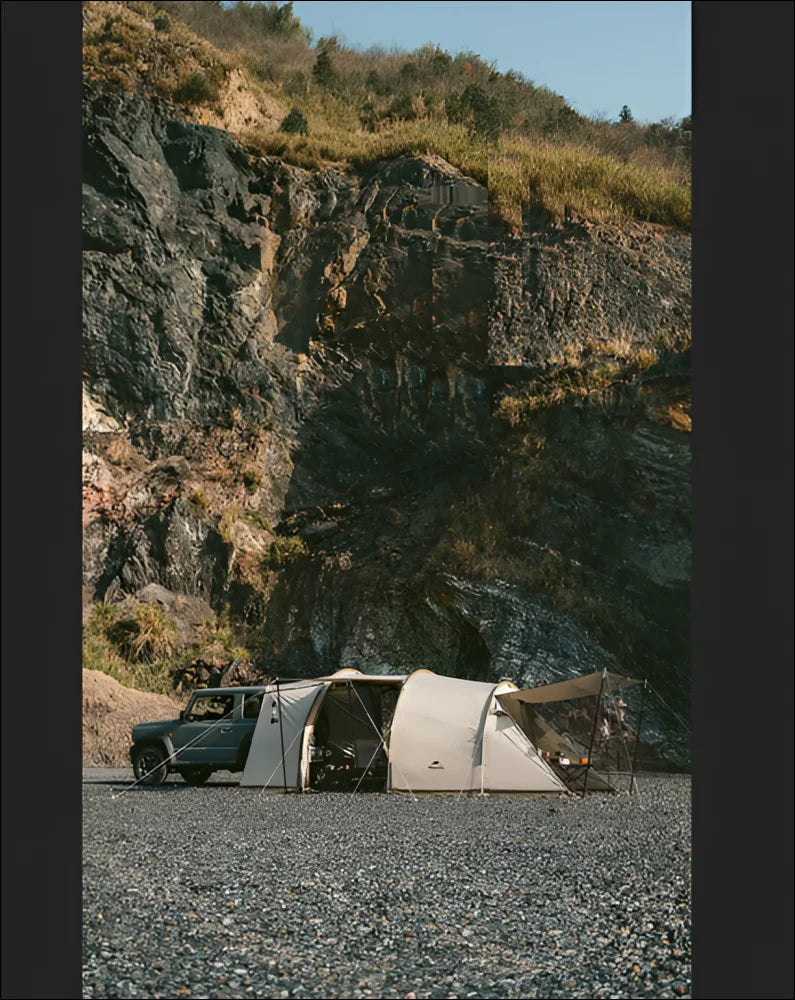 Auto vor einem berg geparkt im 3-4 personen camping autozelt: