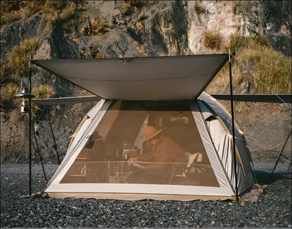 3-4 personen camping autozelt: zelt mit offenem fenster am felsigen strand