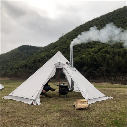 Campingabenteuer deluxe pyramidenzelt bietet stabilität und schutz in der wildnis