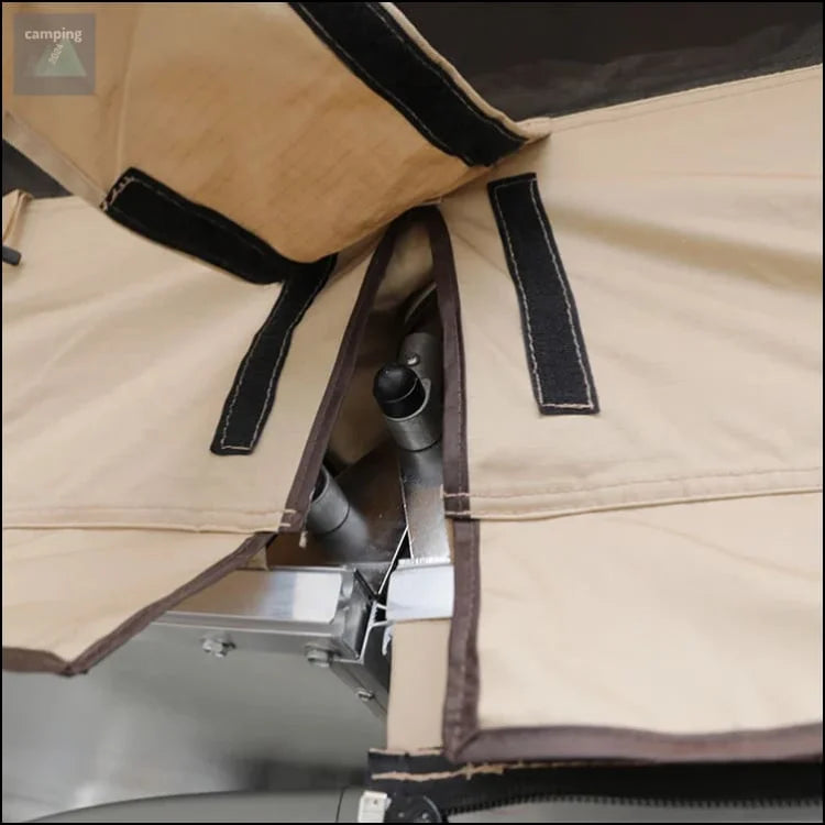 Innenansicht eines wasserdichten autodachzelts mit reißverschluss und matratze
