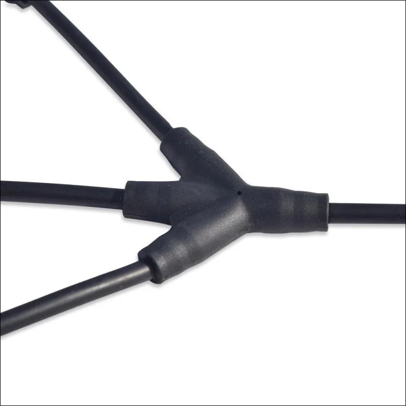 Schwarzes kabel, weiße hintergrund, blitzschnelle verbindung, ideal für solarpanel-adapter