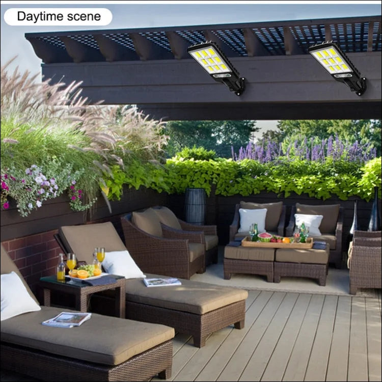 Ein patio mit couch und tisch beleuchtet durch top outdoor solarleuchten mit bewegungssensor