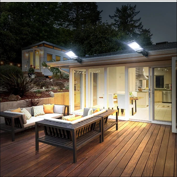 Deck mit couch und tisch, beleuchtet durch top outdoor solarleuchten mit bewegungssensor!