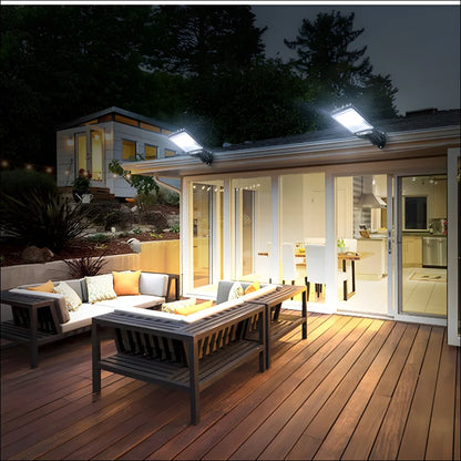 Deck mit couch und tisch, beleuchtet durch top outdoor solarleuchten mit bewegungssensor!